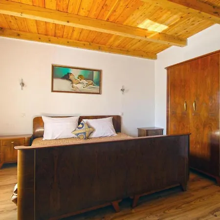 בית נופש Comfortable With Pool And Garden