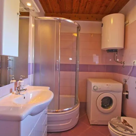 בית נופש Comfortable With Pool And Garden *