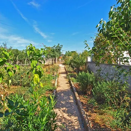 Comfortable With Pool And Garden בית נופש Valtura