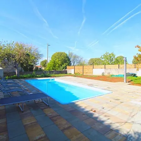 Comfortable With Pool And Garden בית נופש Valtura