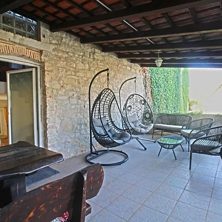 Dom wakacyjny Comfortable With Pool And Garden Valtura