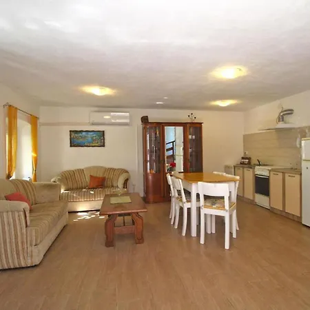 בית נופש Comfortable With Pool And Garden *