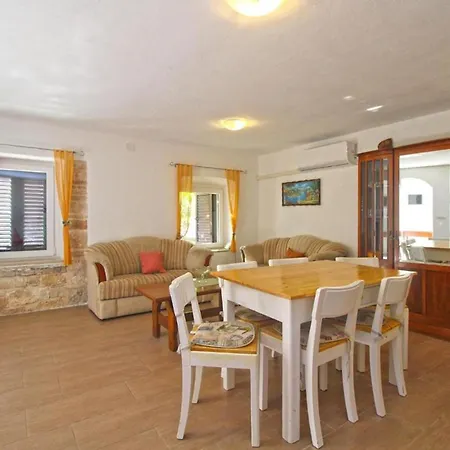 Comfortable With Pool And Garden * Valtura