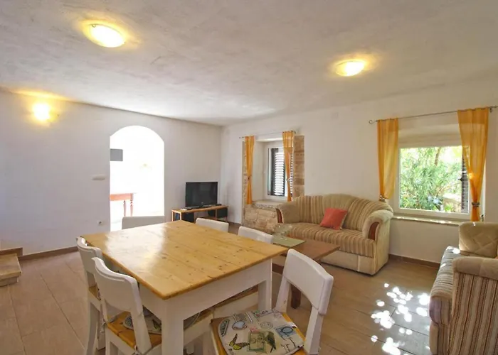 Comfortable With Pool And Garden * Valtura
