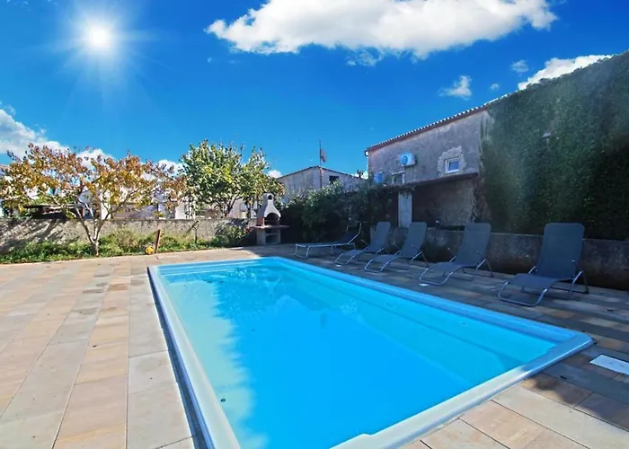 Comfortable With Pool And Garden Feriehus *