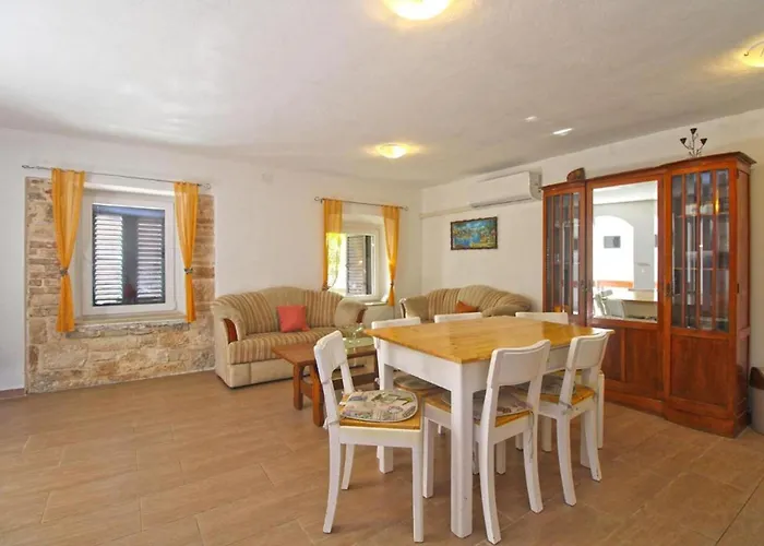 Comfortable With Pool And Garden * Valtura
