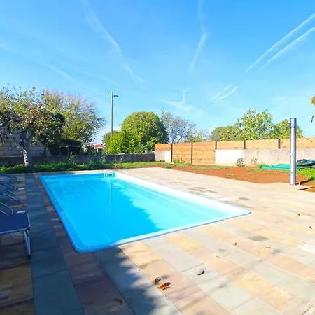 Comfortable With Pool And Garden Nyaraló Valtura